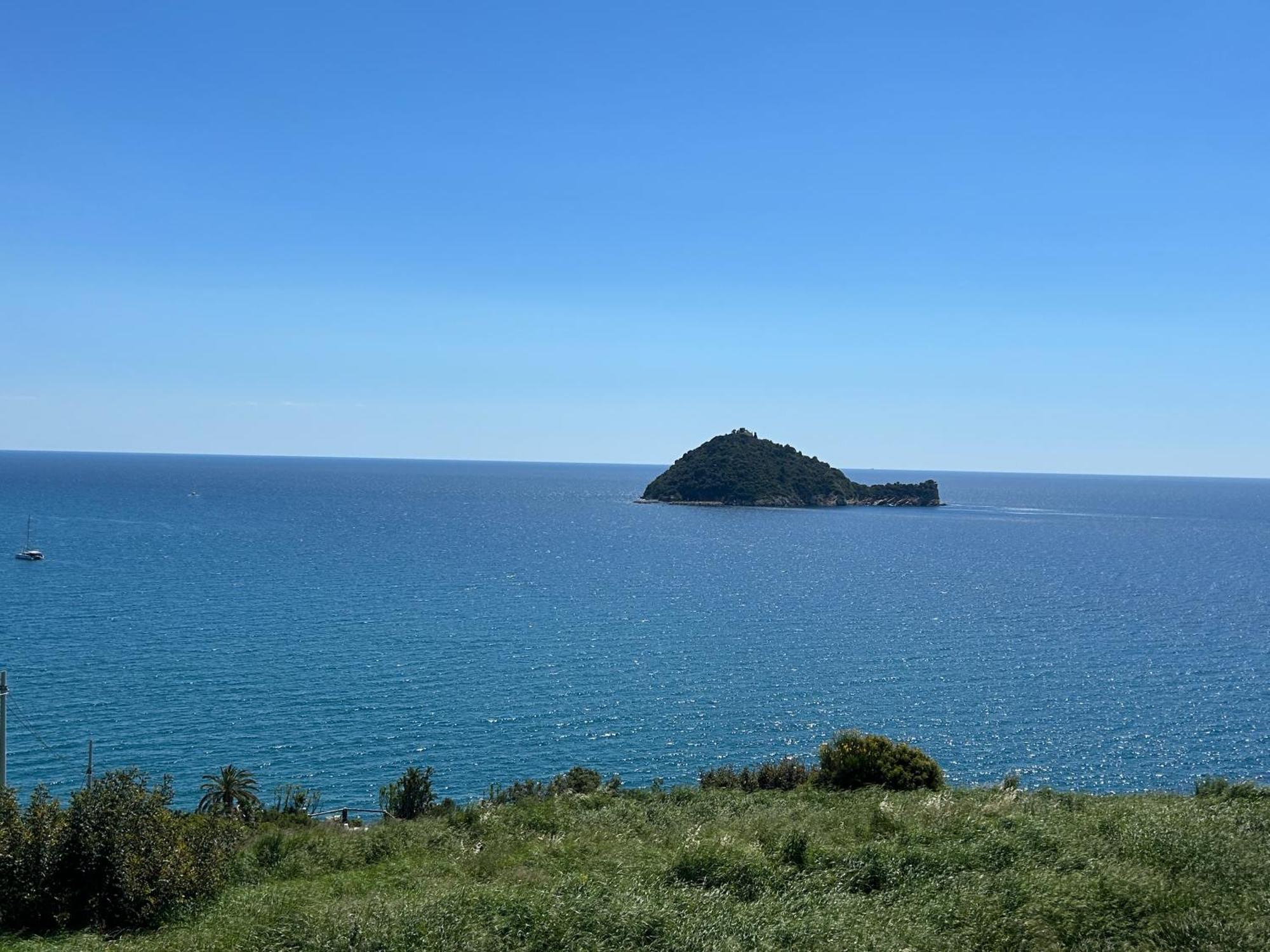 Alassio Vista Mozzafiato Sull'Isola Gallinara Apartment Luaran gambar