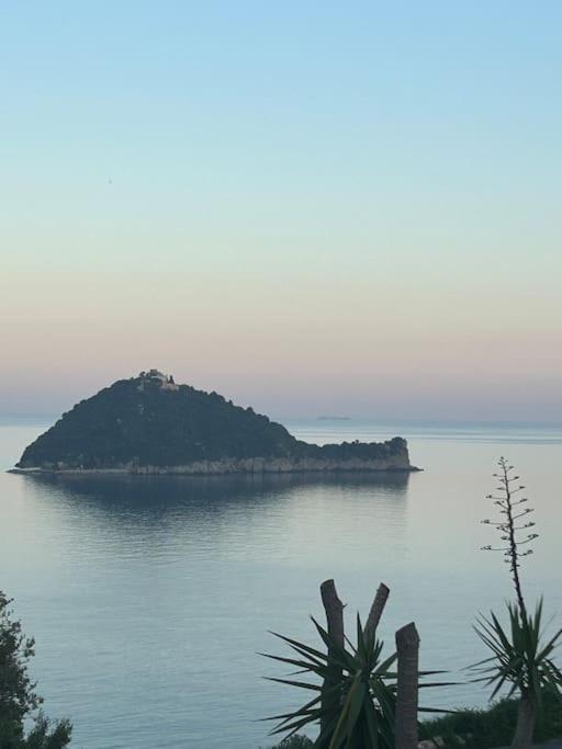 Alassio Vista Mozzafiato Sull'Isola Gallinara Apartment Luaran gambar