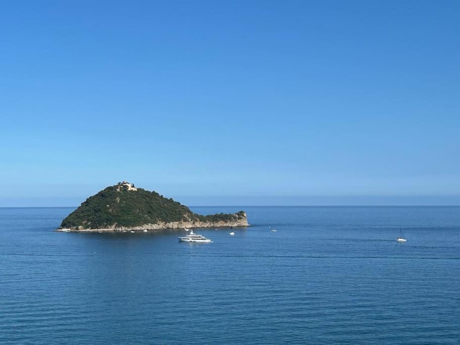 Alassio Vista Mozzafiato Sull'Isola Gallinara Apartment Luaran gambar